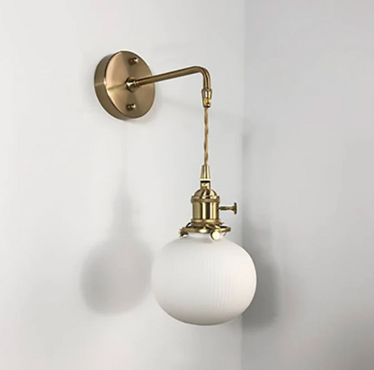 Kinkiet ścienny w stylu retro z mlecznym kloszem i mosiężnym wykończeniem