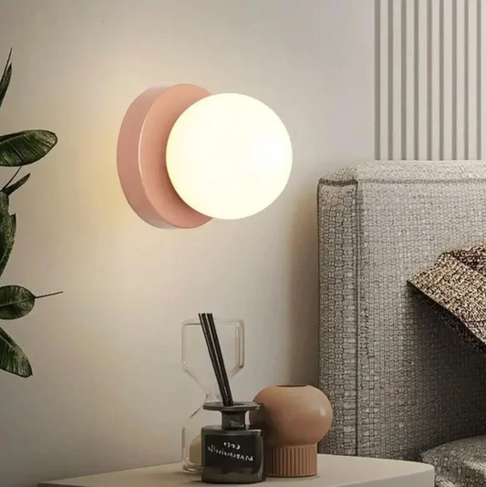 Nowoczesny kinkiet ścienny z kulistym kloszem – minimalistyczny design do wnętrz