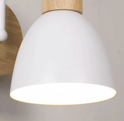 Nowoczesna lampa ścienna z drewnianym akcentem i łańcuszkiem