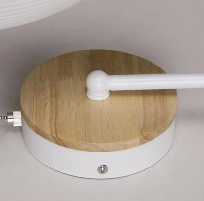 Nowoczesna lampa ścienna z drewnianym akcentem i łańcuszkiem