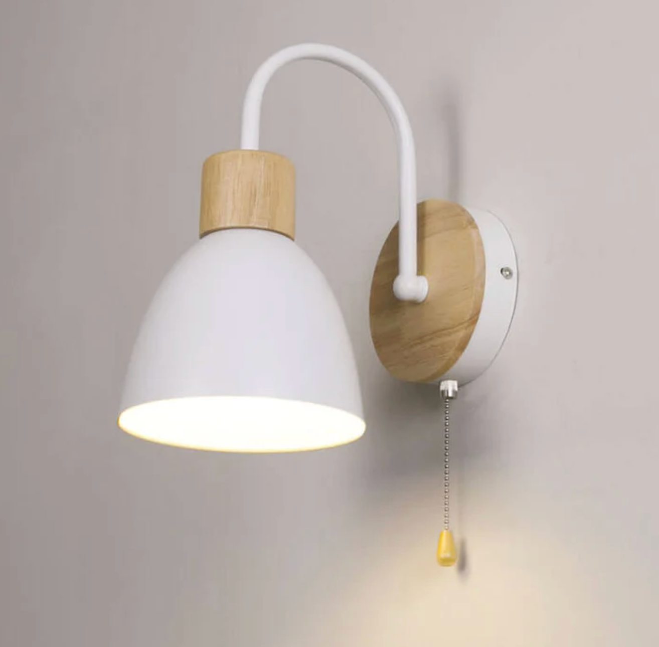 Nowoczesna lampa ścienna z drewnianym akcentem i łańcuszkiem