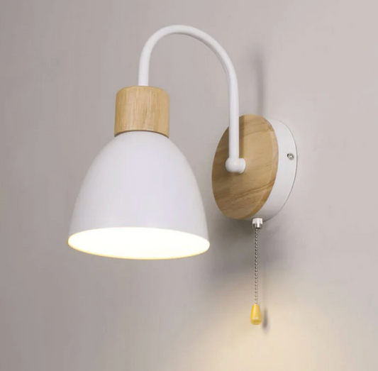 Nowoczesna lampa ścienna z drewnianym akcentem i łańcuszkiem