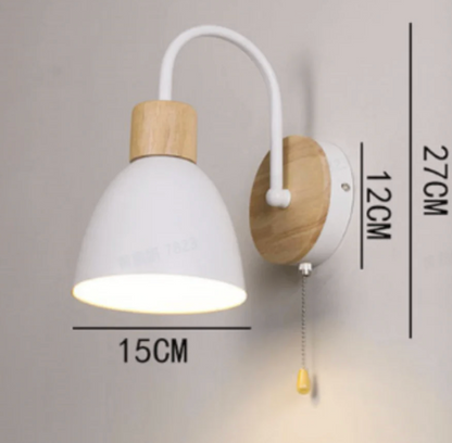 Nowoczesna lampa ścienna z drewnianym akcentem i łańcuszkiem