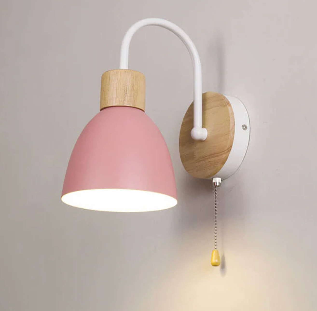 Nowoczesna lampa ścienna z drewnianym akcentem i łańcuszkiem