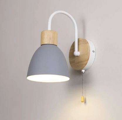 Nowoczesna lampa ścienna z drewnianym akcentem i łańcuszkiem