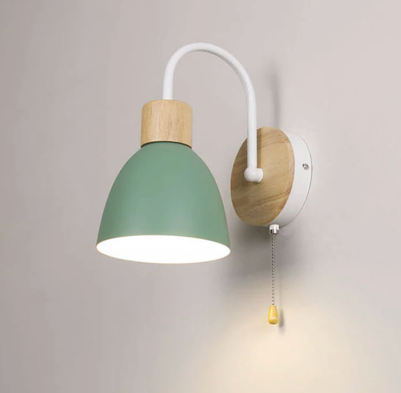 Nowoczesna lampa ścienna z drewnianym akcentem i łańcuszkiem