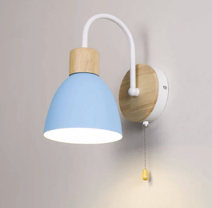 Nowoczesna lampa ścienna z drewnianym akcentem i łańcuszkiem