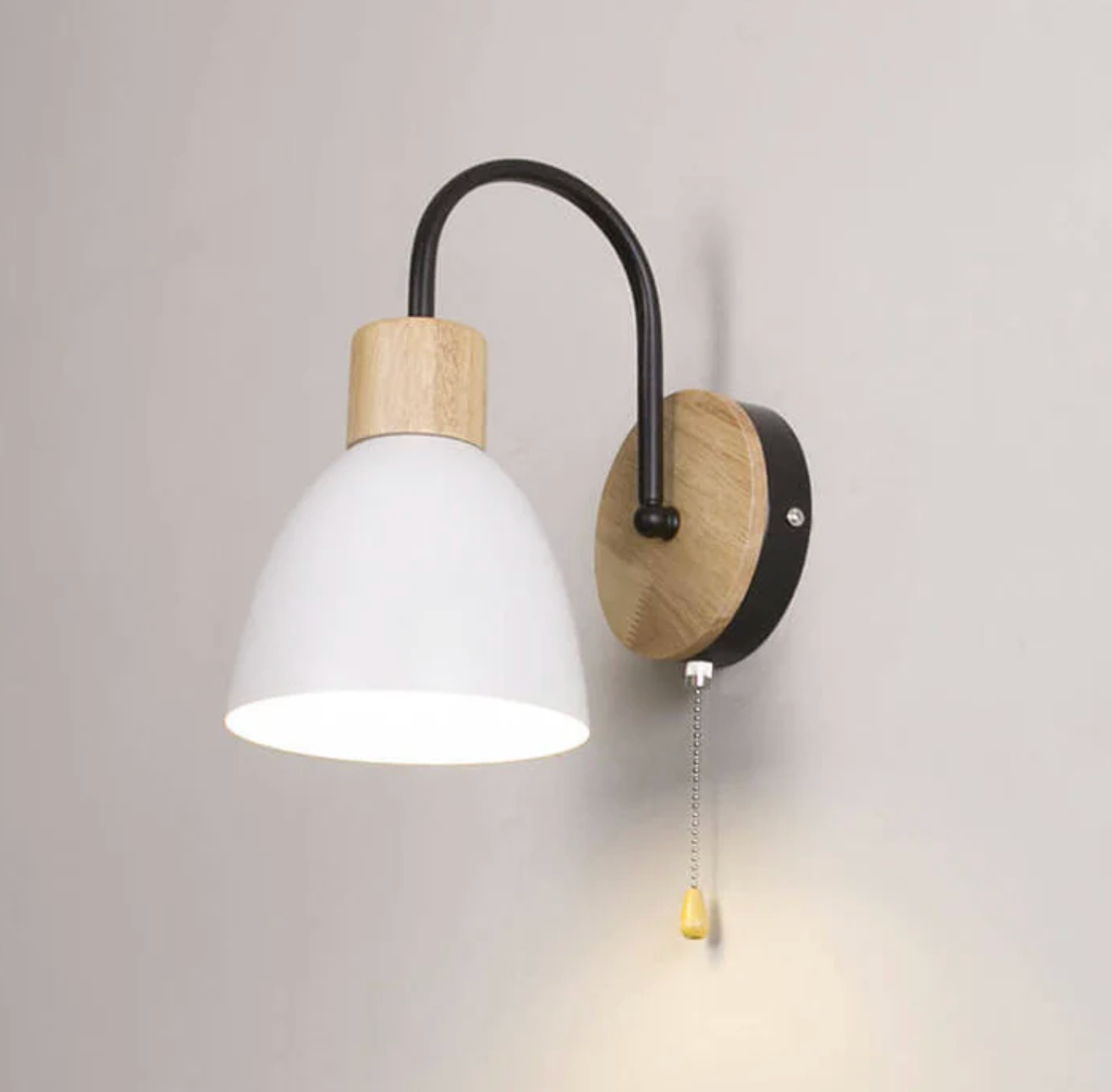 Nowoczesna lampa ścienna z drewnianym akcentem i łańcuszkiem