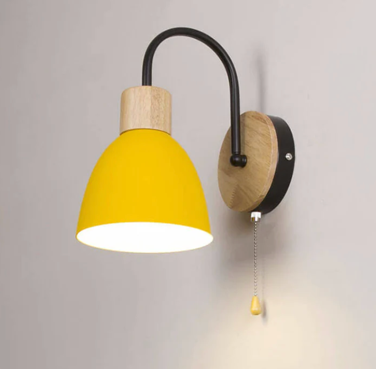 Nowoczesna lampa ścienna z drewnianym akcentem i łańcuszkiem