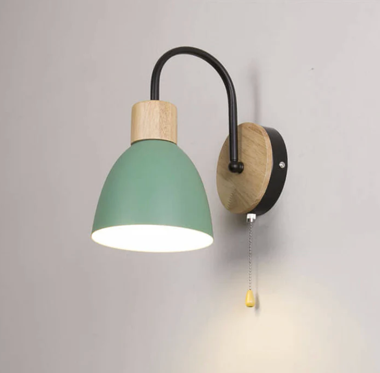 Nowoczesna lampa ścienna z drewnianym akcentem i łańcuszkiem