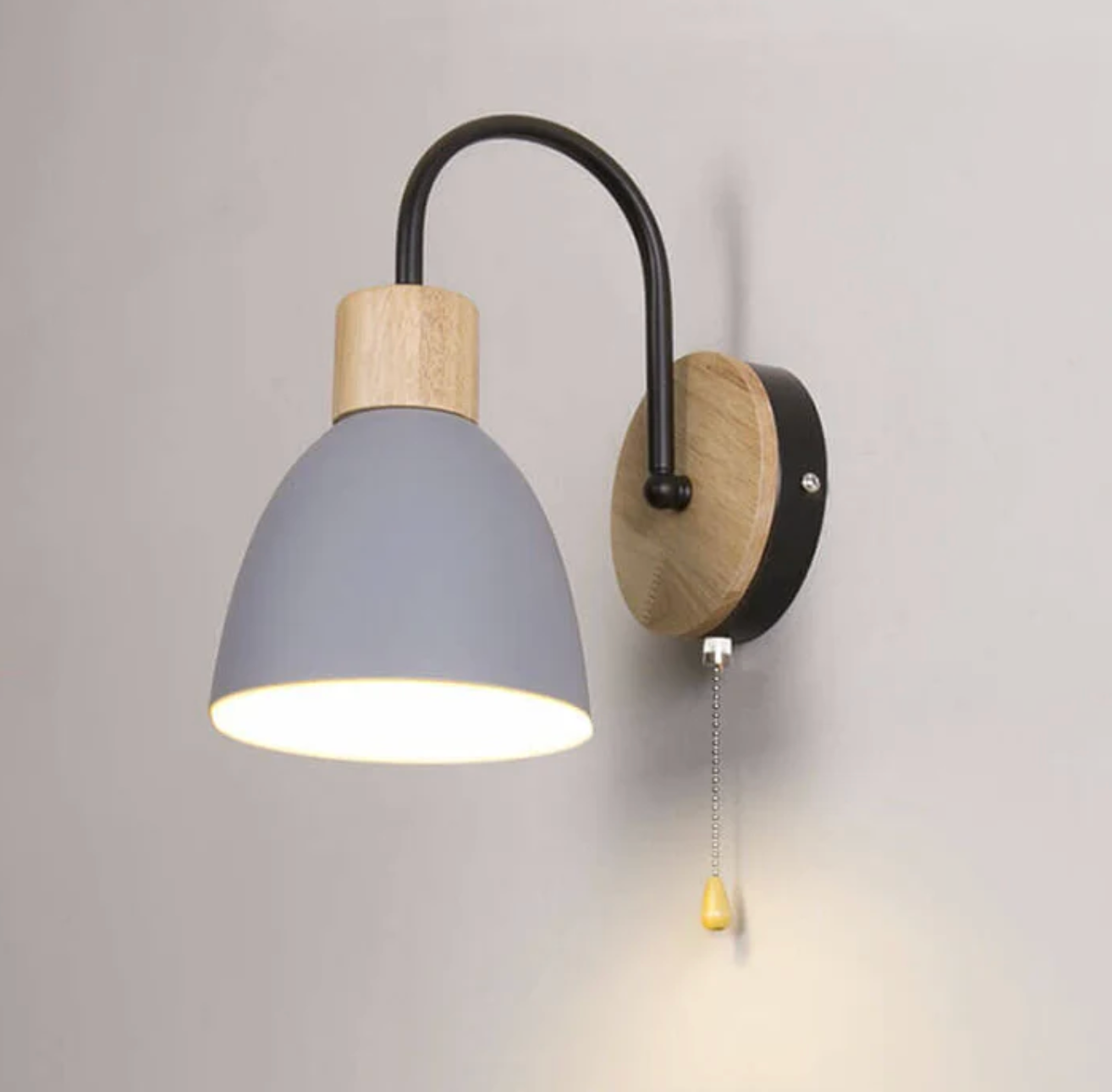 Nowoczesna lampa ścienna z drewnianym akcentem i łańcuszkiem