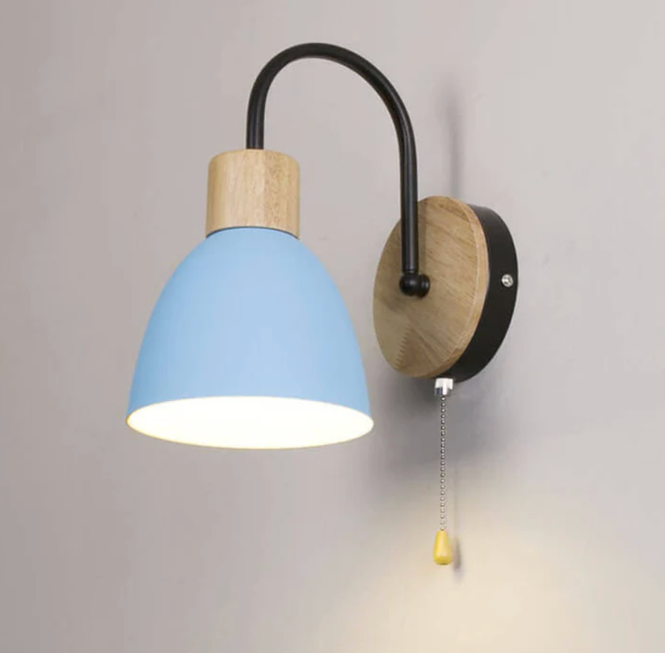 Nowoczesna lampa ścienna z drewnianym akcentem i łańcuszkiem