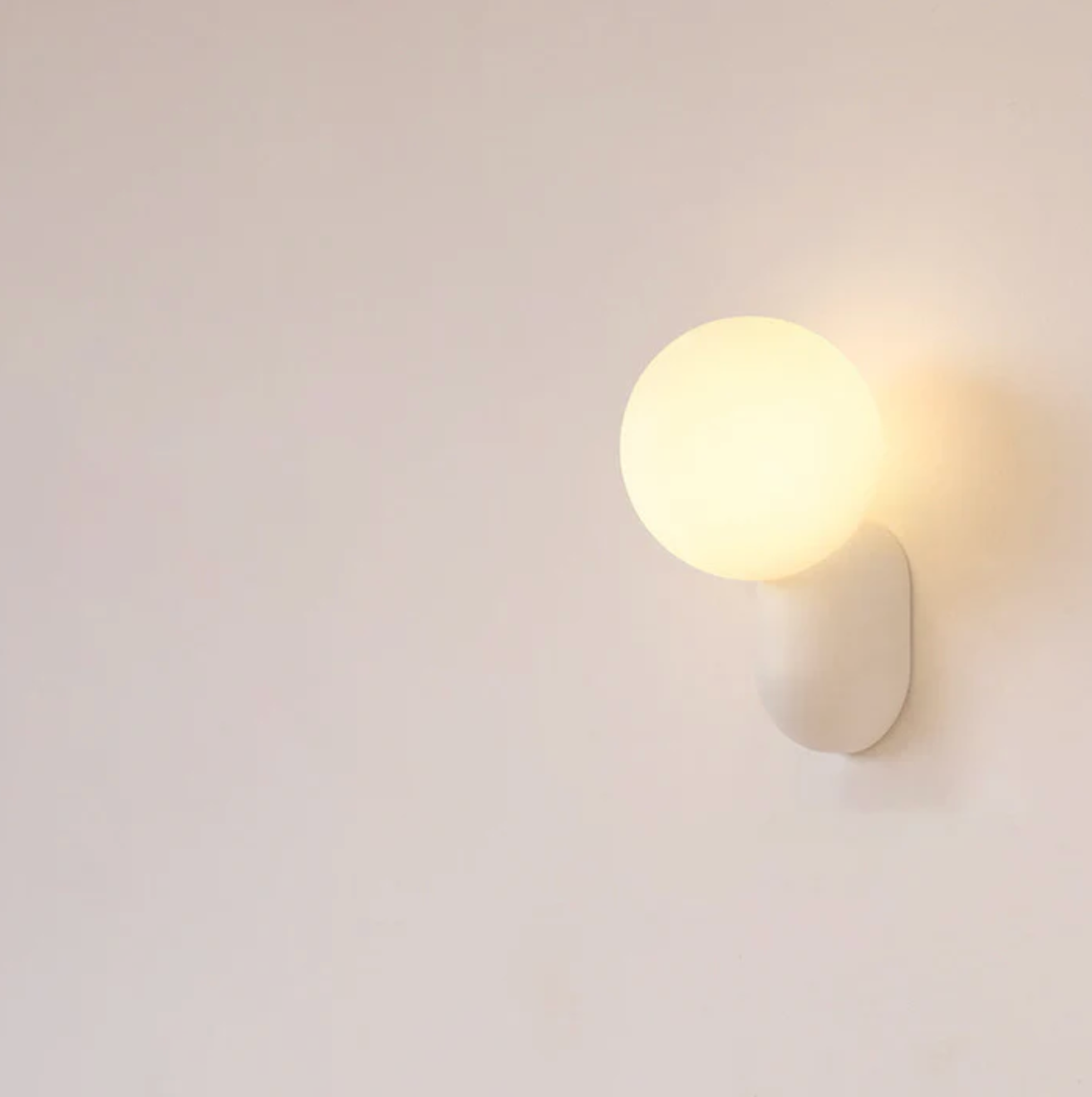 Nowoczesny kinkiet kula LED – designerska lampa ścienna
