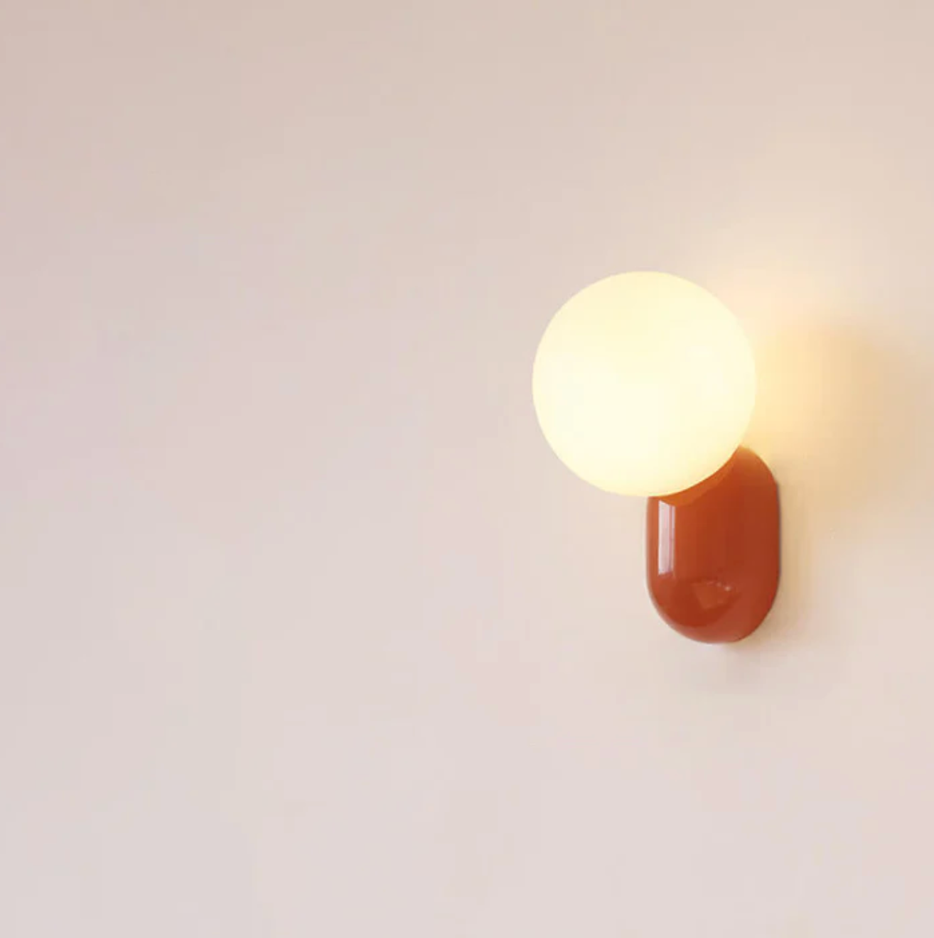 Nowoczesny kinkiet kula LED – designerska lampa ścienna