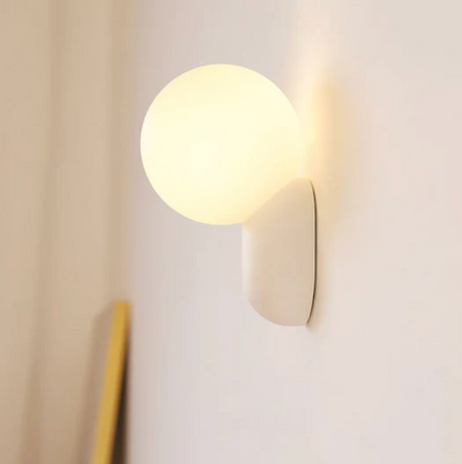 Nowoczesny kinkiet kula LED – designerska lampa ścienna