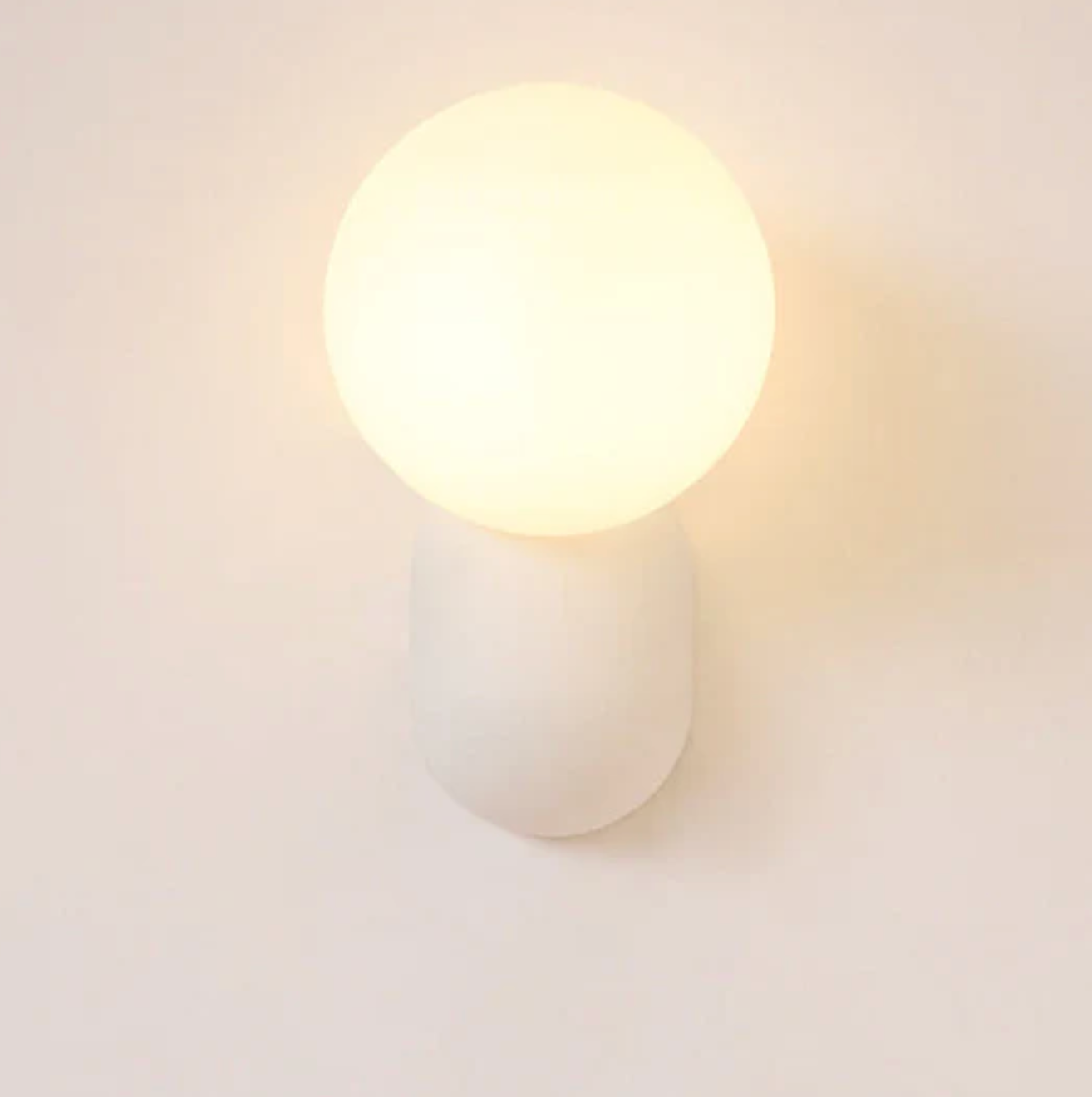 Nowoczesny kinkiet kula LED – designerska lampa ścienna