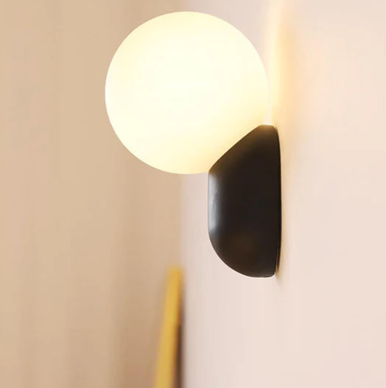 Nowoczesny kinkiet kula LED – designerska lampa ścienna