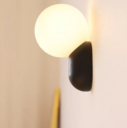 Nowoczesny kinkiet kula LED – designerska lampa ścienna