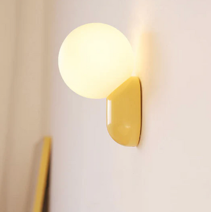 Nowoczesny kinkiet kula LED – designerska lampa ścienna