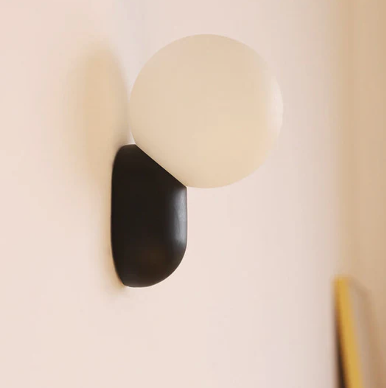 Nowoczesny kinkiet kula LED – designerska lampa ścienna