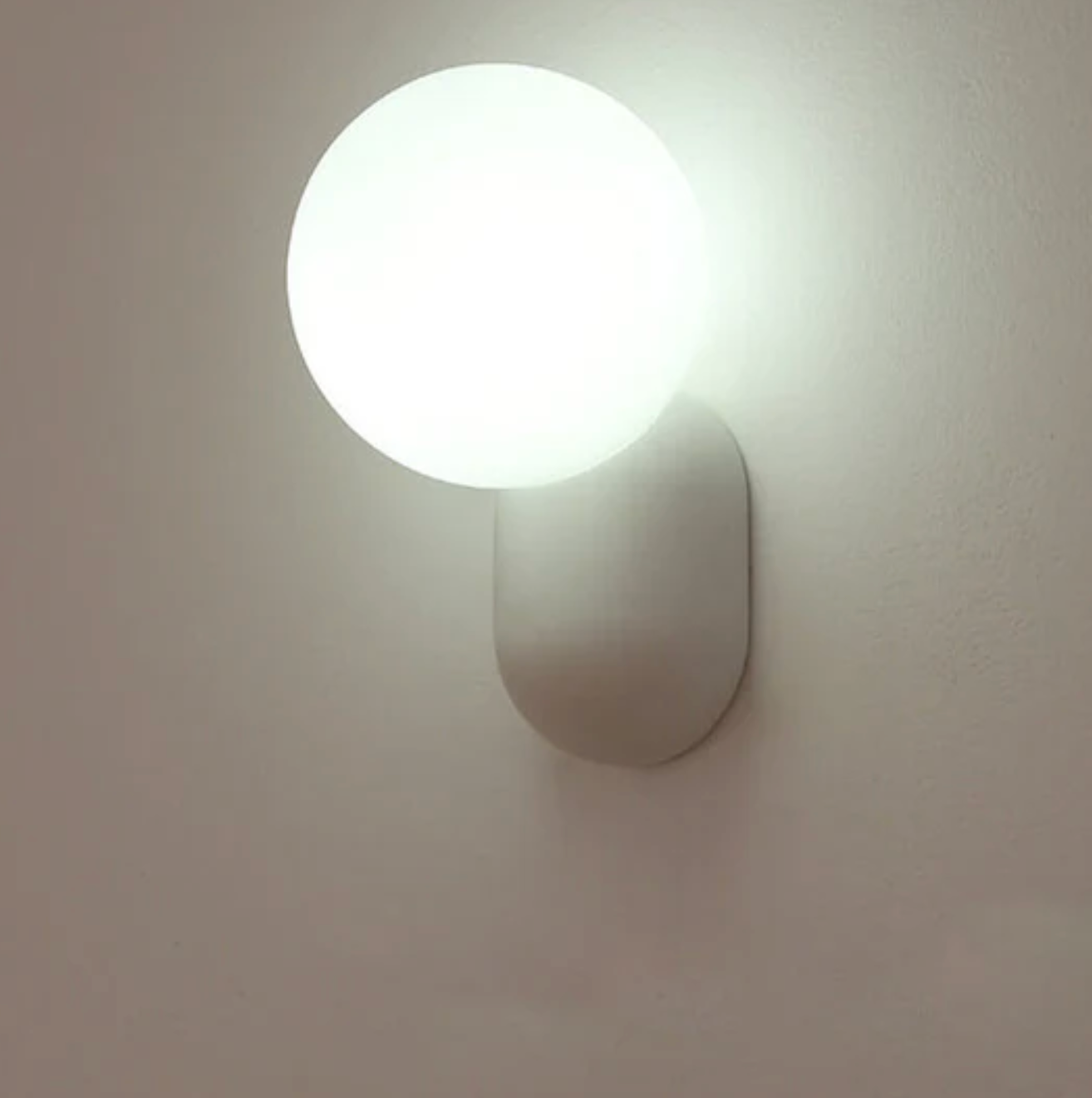 Nowoczesny kinkiet kula LED – designerska lampa ścienna