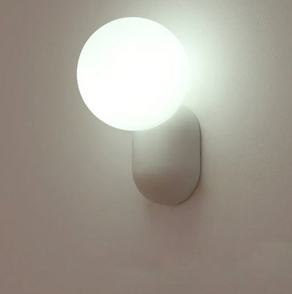 Nowoczesny kinkiet kula LED – designerska lampa ścienna