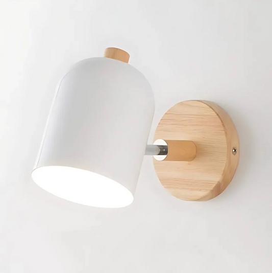 Kinkiet ścienny w stylu skandynawskim z drewnianą podstawą – regulowany reflektor