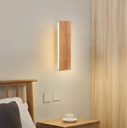 Drewniany kinkiet ścienny LED – minimalistyczna lampa liniowa