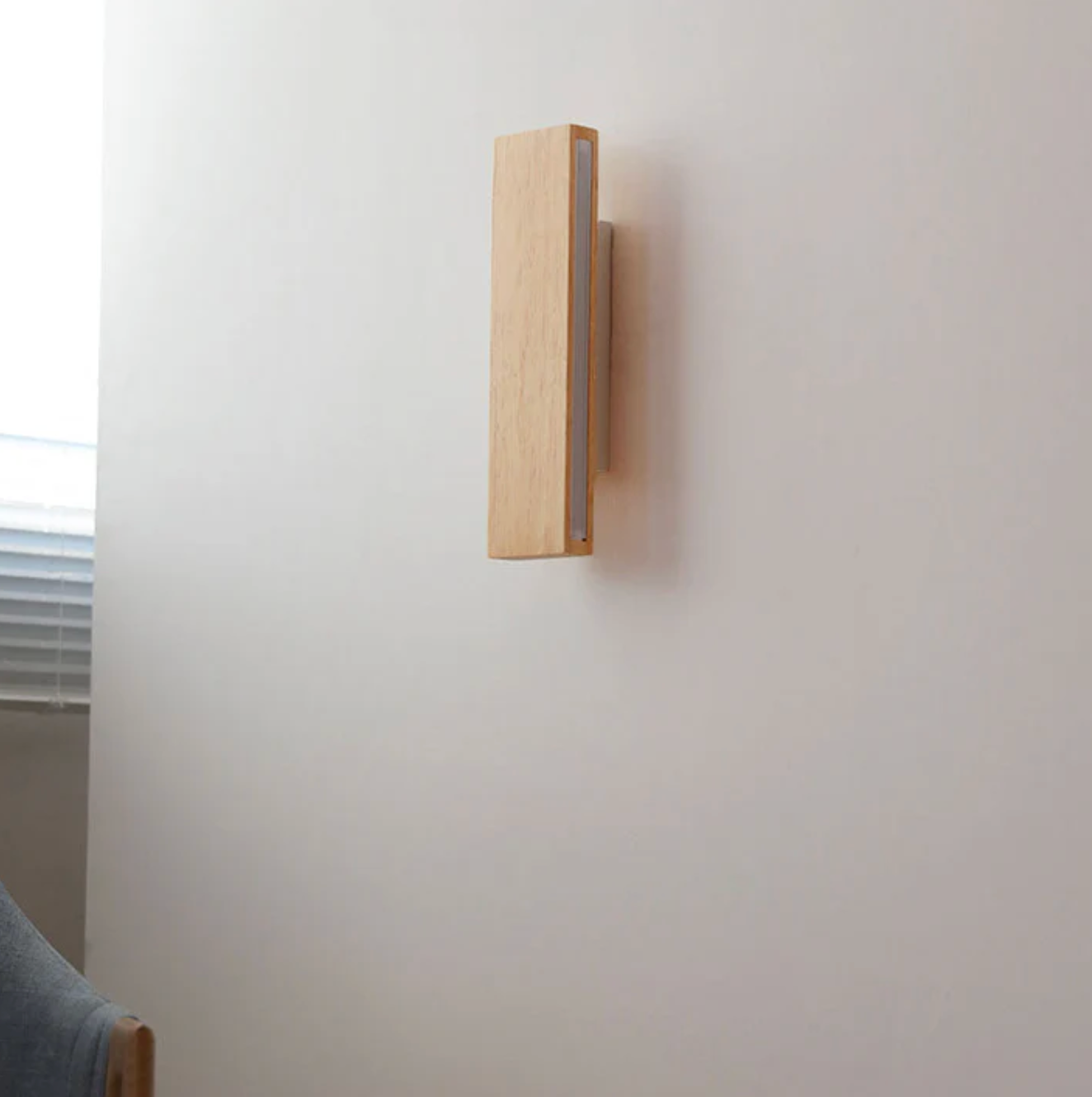 Drewniany kinkiet ścienny LED – minimalistyczna lampa liniowa