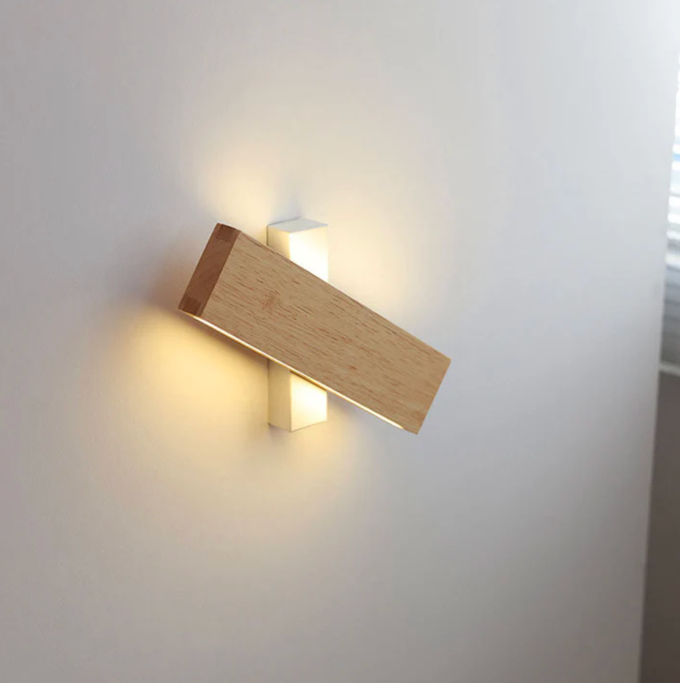 Drewniany kinkiet ścienny LED – minimalistyczna lampa liniowa