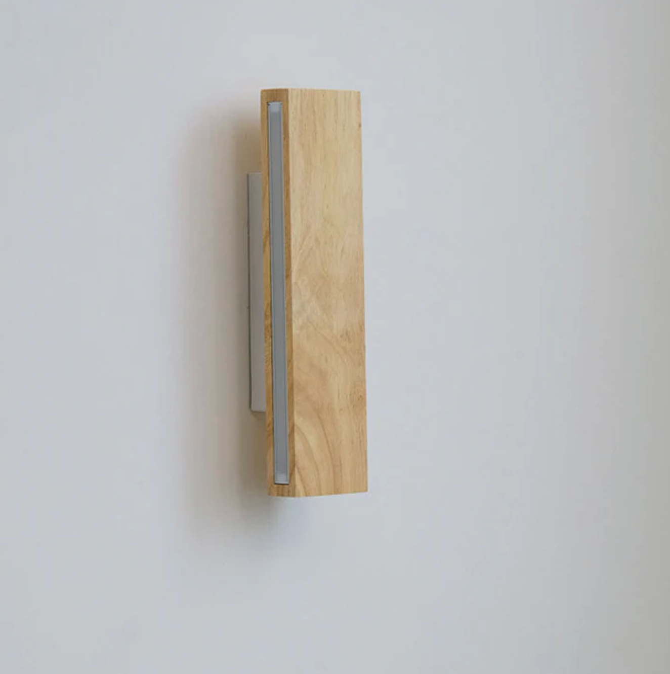 Drewniany kinkiet ścienny LED – minimalistyczna lampa liniowa