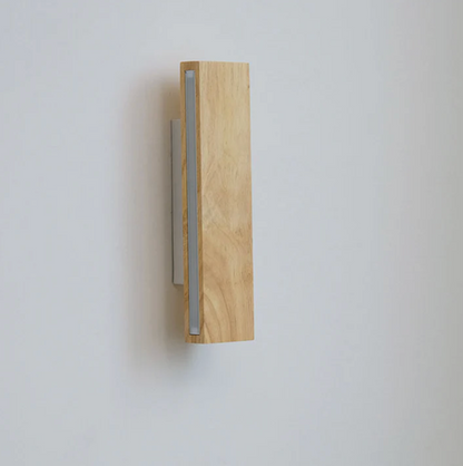 Drewniany kinkiet ścienny LED – minimalistyczna lampa liniowa