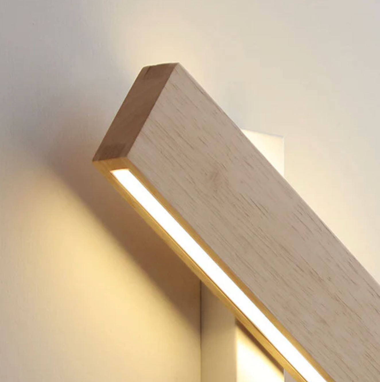 Drewniany kinkiet ścienny LED – minimalistyczna lampa liniowa