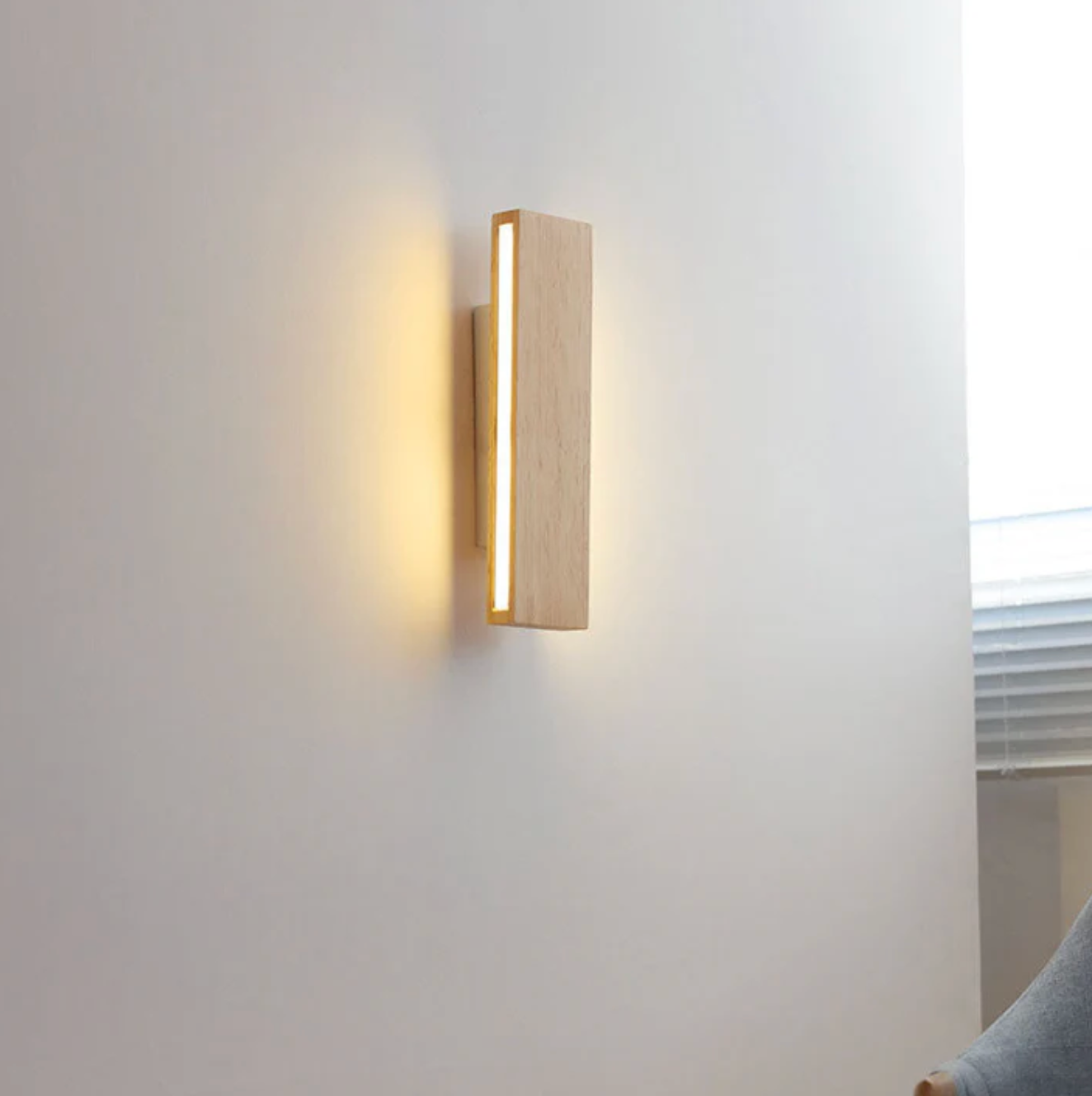 Drewniany kinkiet ścienny LED – minimalistyczna lampa liniowa