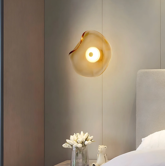 Designerski kinkiet ścienny LED – nowoczesna lampa z artystycznym kloszem