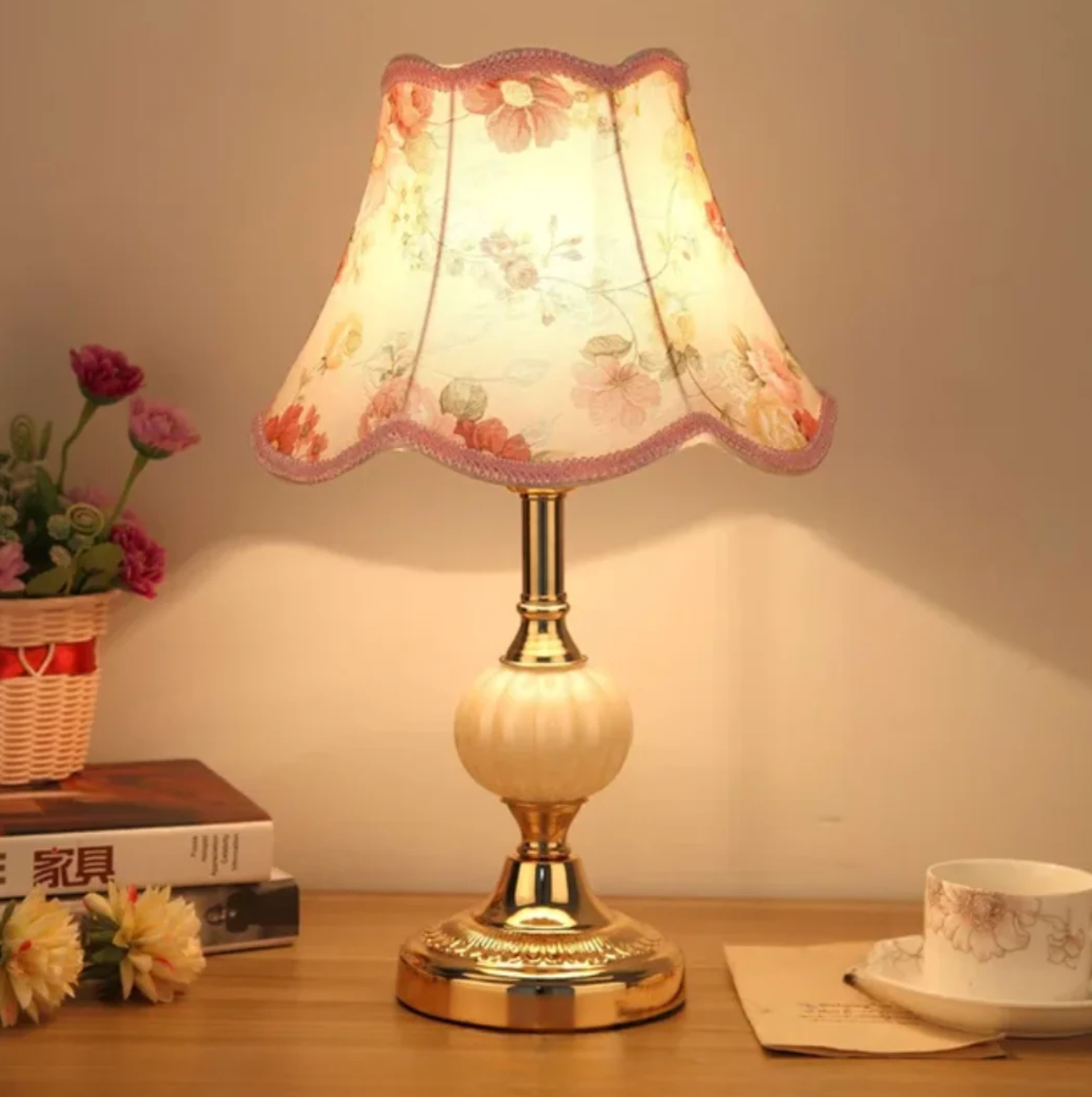 Klasyczna lampa stołowa z dekoracyjnym abażurem – elegancka lampka nocna w stylu retro