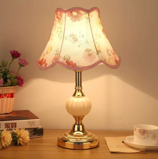 Klasyczna lampa stołowa z dekoracyjnym abażurem – elegancka lampka nocna w stylu retro