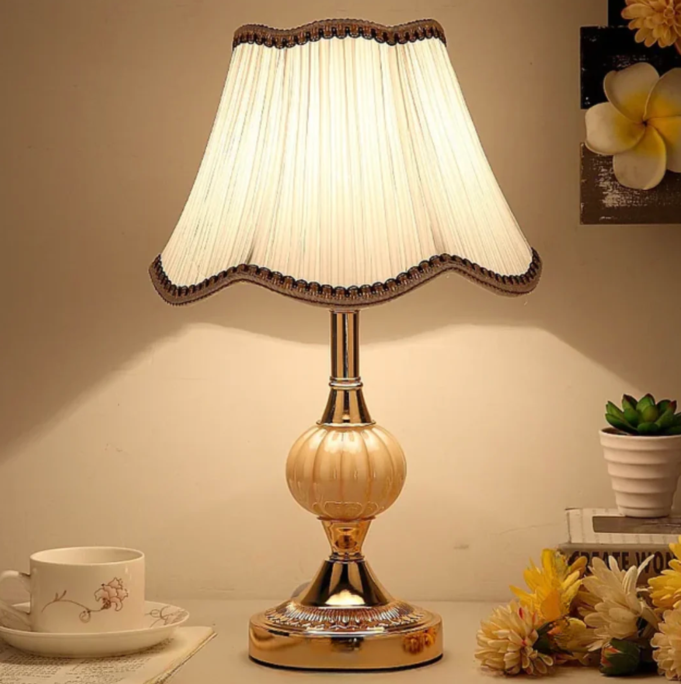 Klasyczna lampa stołowa z dekoracyjnym abażurem – elegancka lampka nocna w stylu retro