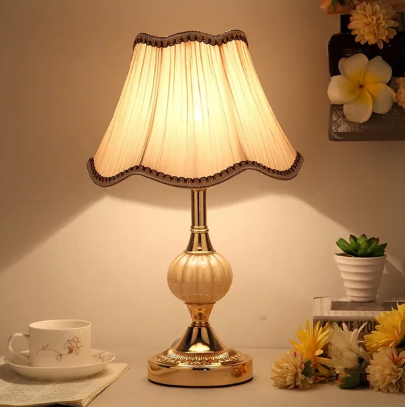 Klasyczna lampa stołowa z dekoracyjnym abażurem – elegancka lampka nocna w stylu retro