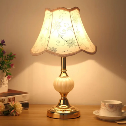 Klasyczna lampa stołowa z dekoracyjnym abażurem – elegancka lampka nocna w stylu retro