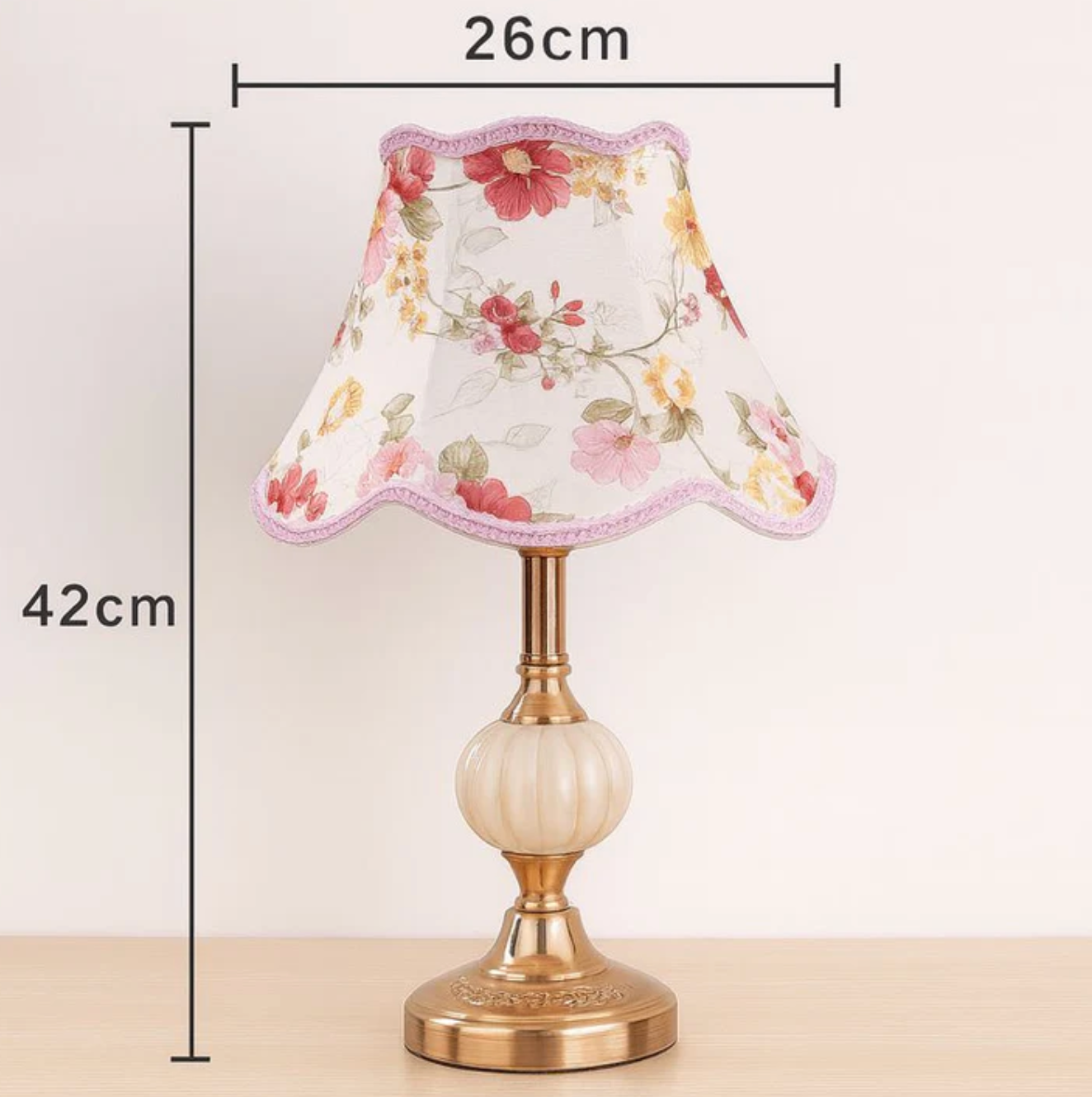 Klasyczna lampa stołowa z dekoracyjnym abażurem – elegancka lampka nocna w stylu retro