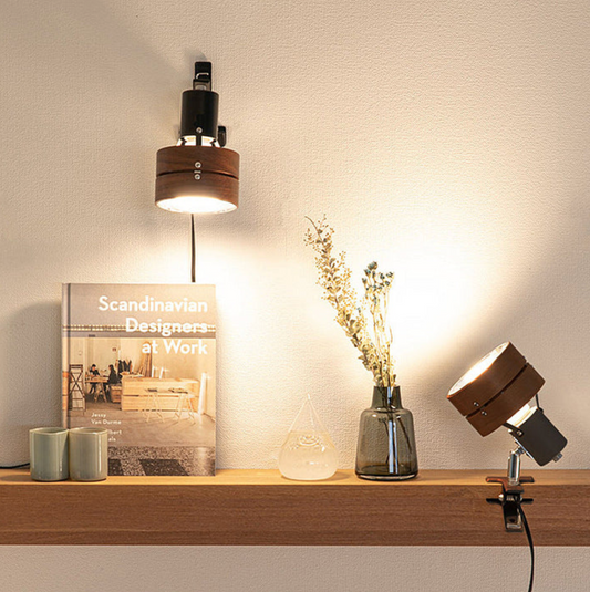 Regulowana lampa klipsowa w stylu retro – metalowo-drewniany reflektor biurkowy