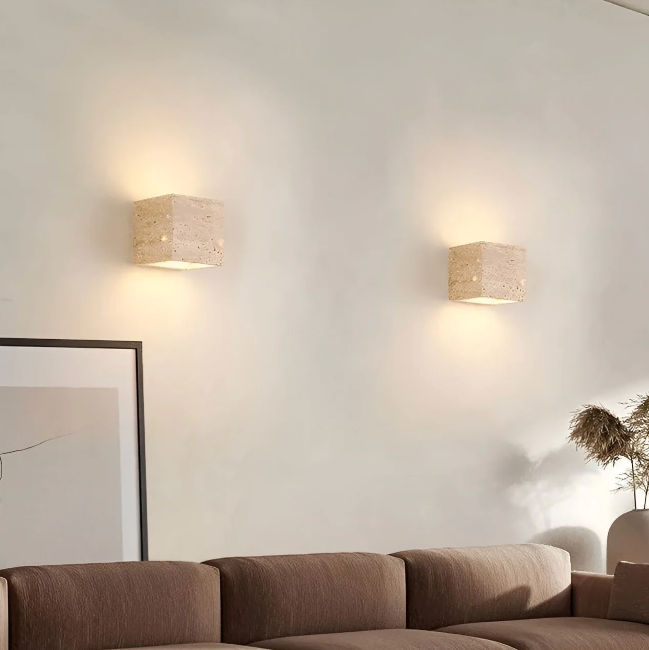 Kamienny kinkiet ścienny – minimalistyczna lampa z naturalnego trawertynu