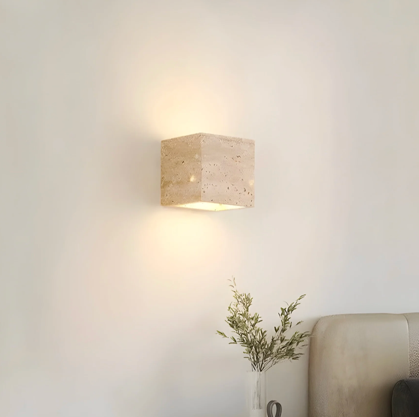 Kamienny kinkiet ścienny – minimalistyczna lampa z naturalnego trawertynu