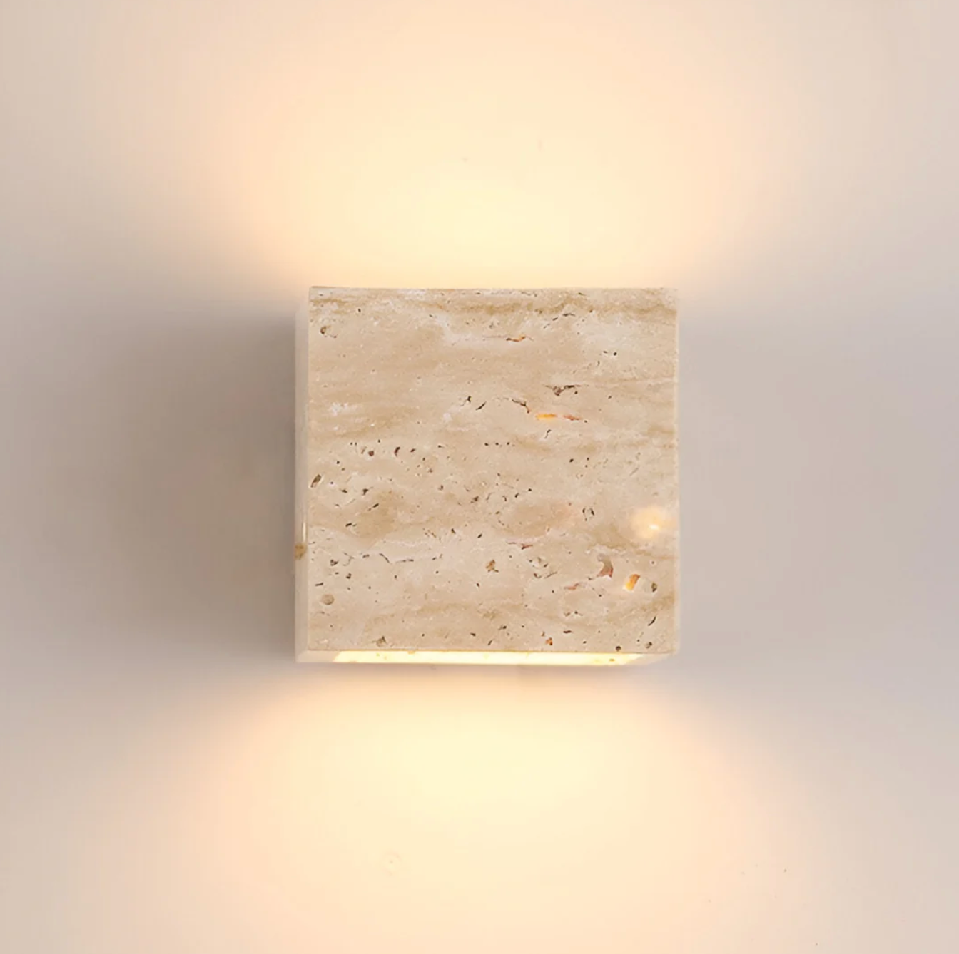 Kamienny kinkiet ścienny – minimalistyczna lampa z naturalnego trawertynu