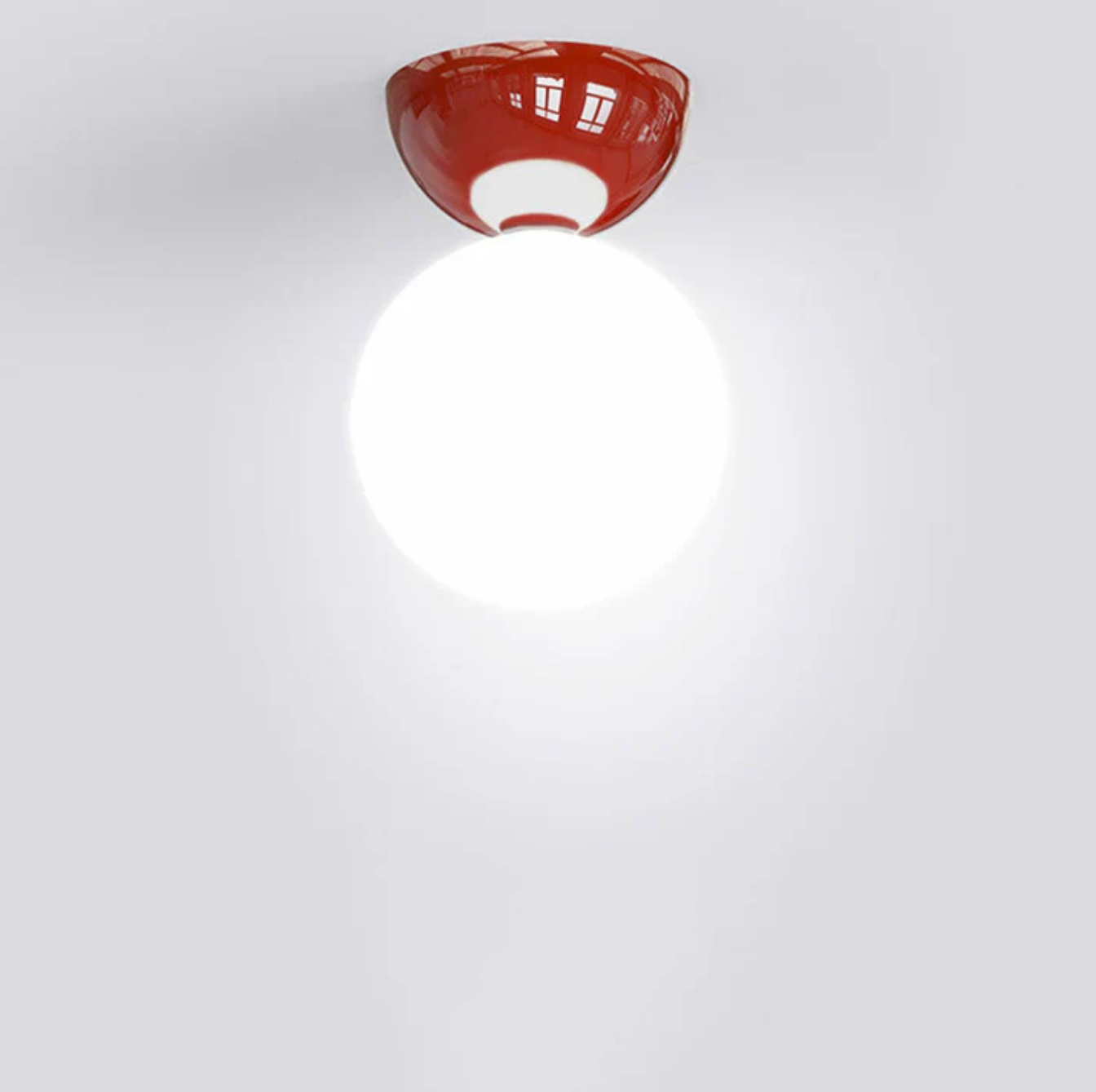 Plafon sufitowy kula – lampa z mlecznym kloszem szklanym i metalową podsufitką