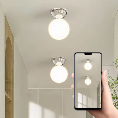 Plafon sufitowy kula – lampa z mlecznym kloszem szklanym i metalową podsufitką