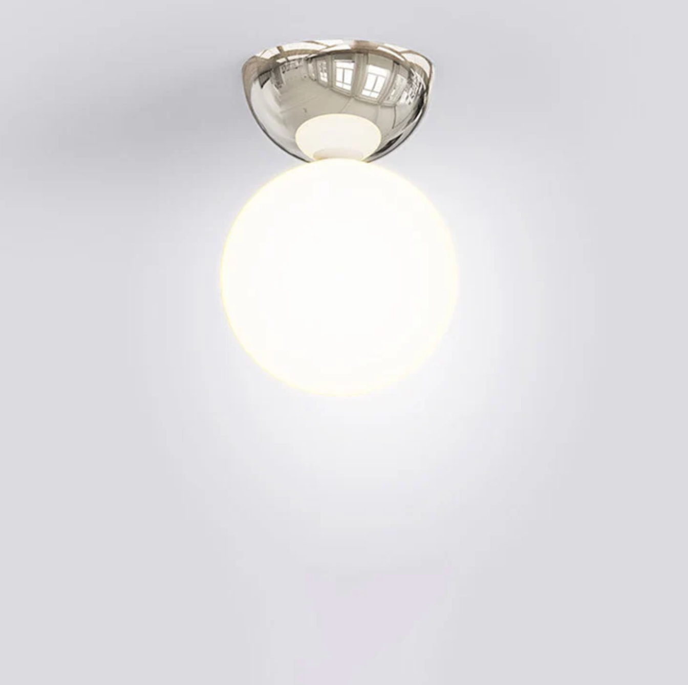 Plafon sufitowy kula – lampa z mlecznym kloszem szklanym i metalową podsufitką