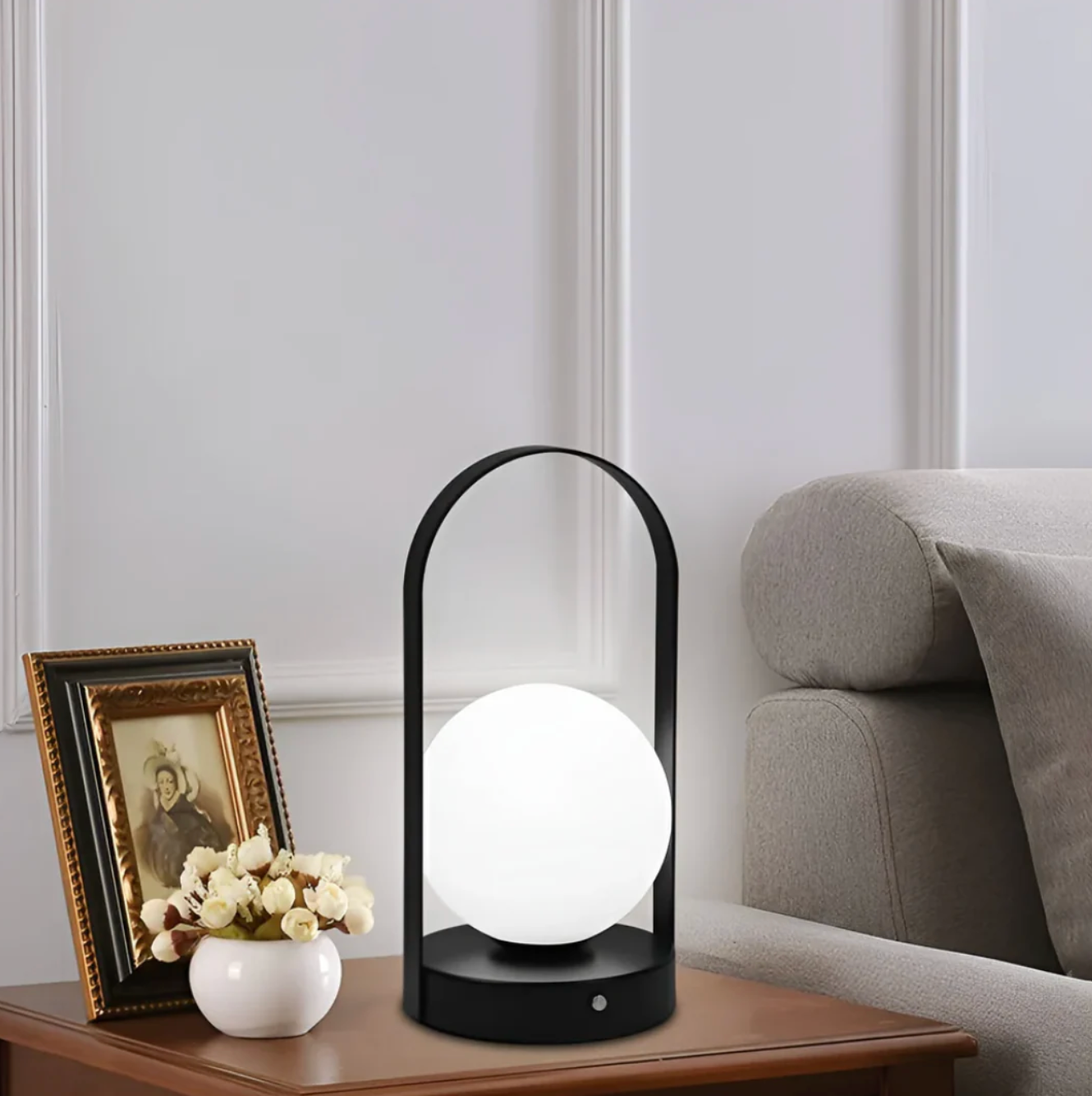 Lampa stołowa LED z kulistym kloszem – nowoczesna lampka dekoracyjna z przyciskiem