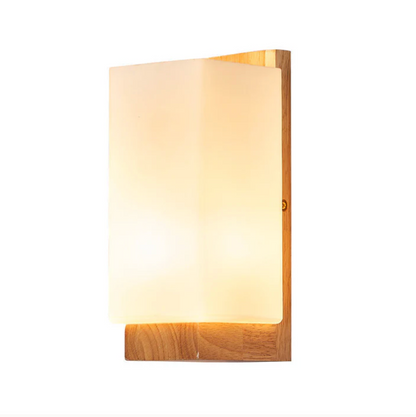 Kinkiet ścienny drewniany z mlecznym kloszem – nowoczesna lampa do sypialni